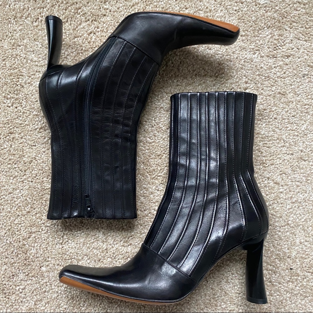 Valentine Vero Cuoio Black Leather Vertical Pleats